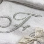 Set Spugna+Ricamo 1 Lettere : Salvietta 40x60cm e Ospite 60x100cm